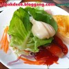 สลัดผักรวมกับไส้กรอก/แฮม
