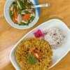 ไข่เจียวที่ทอดมาจนกรอบฟู คู่กับต้มยำบะช่อระเบิดในรสเค็มนำเผ็ดตาม