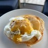 egg Benedict (รสชาติกลาง ๆ ค่ะ)