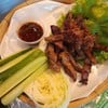 หมูปลาร้า ขอถ่ายรูปจากชุดที่จะนำไปเสิร์ฟคาเฟ่ข้าง ๆ
