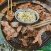 มีทั้งหมูหมักสูตรเจ้าของร้านและหมูสไลด์ให้เลือกทาน และเมนูอื่นๆอีกมากมาย