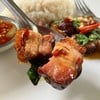กะเพราหมูสามชั้นรมควัน