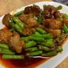 หมูกรอบผัดพริกแกง