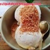 ไอศกรีมกะทิ 35 บาท โรยหน้าเนื้อมะพร้าวและ brown sugar
