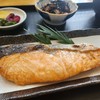 ปลาแซลมอนย่างเกลือกับโกฮังเซต (ข้าว ผักดอง มิโซซุป)    