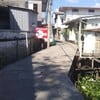 ทางเข้าร้านผ่านร้านแม่น้ำก่อน