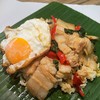 ข้าวกระเพราหมูสามชั้นไข่ดาว