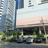 ที่จอดรถหลังโรงแรม
