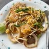 ผัดไทยหมูแดงทะเล   อร่อยพอใช้ แต่ให้น้อยมาก ราคา 75.-