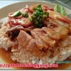 ส่วนผสมของน้ำราดออกบางเบาไปหน่อย หมูแดงและหมูกรอบดีมาก