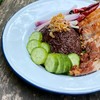 ข้าวเงี้ยวหรือข้าวกั๊นจิ้นทานคู่สามชั้นทอดน้ำปลารสชาติอร่อยลงตัว