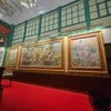 ภาพจิตรกรรมฝาผนังที่เป็นลวดลายศิลปะแบบจีนเป็นเรื่องราวเกี่ยวกับพุทธศาสนา ฝั่งขวา