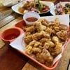เอ็นข้อไก่กรอบๆมีน้ำจิ้มไก่ และขอซอสพริกเพิ่มได้ด้วยนะคะ