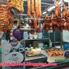 เป็ดย่างและหมูกรอบที่แขวนยั่วน้ำลายในตู้หน้าร้าน