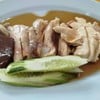 ไก่นุ่มๆ ฉ่ำ ๆ ในชุดของข้าวมันไก่สิงคโปร์