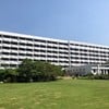 ด้านหลังมีสนามหญ้าขนาดใหญ่วิวทะเล