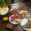 เนื้อสัตว์สำหรับปิ้งย่าง ผัก และปลาไหล
