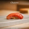 Chutoro
ส่วนของปลาทูน่าที่มีไขมันแทรกกำลังพอเหมาะ มีกลิ่นหอม เนื้อนุ่ม รสชาติดี