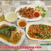 จัดกับข้าวมา 3 อย่าง
