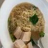 บะหมี่เหลือง น้ำหมูกรอบ