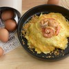 ข้าวไข่ข้นกระเทียม ที่ร้านมีทั้งกุ้งทอดกระเทียมและเบค่อนทอดกระเทียม