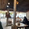 บรรยากาศภายในร้าน ปลอดโปร่ง เห็นวิวทะเล
