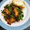 ข้าวราดคะน้าหมูกรอบไข่ดาว
