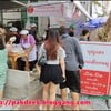 ลูกค้ามารับบัตรคิวหน้าร้านคับคั่ง