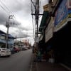 ร้านอยู่ด้านขวา​มือ​ ตรงป้ายห้ามเลี้ยว