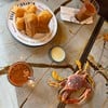 ทางร้านทำแป้งเอง ทอดที่ร้านนี้เลย ไปยืนดูมาล่ะ ส่วนปูน่ะพร๊อพจ้า