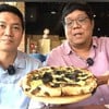 ภาพที่ youtuber โชว์  Pizza black truffle ให้ดู
