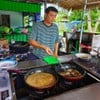 ร้านนี้เค้าจะทอดใหม่ ๆ ทุกออเดอร์เลยครับ ดังนั้นบางช่วงอาจจะต้องรอนานนิดนึงนะ