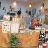 มีร้านกาแฟสด น้ำผลไม้ปั่น และเครื่องดื่มอื่น ๆ ราคาไม่แพง ตั้งอยุ่ภายในตลาด