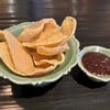 เป็น complimentary ให้ ข้าวเกรียบกรอบฟู จิ้มกับน้ำพริกเผาหวานๆ เค็ม