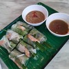แผ่นแป้งนุ่น กุ้งสดตัวแน่น ผักสะอาด น้ำจิ้มปลาร้าเวียดนาม ลงตัว