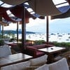 บรรยากาศภายในร้าน ตกแต่งในสไตล์ Beach Bar เหมือนนั่งอยู่ริมทะเลเมดิเตอร์เรเนียน