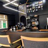 ร้านกาแฟที่มีกาแฟคุณภาพ​สูงที่สุดในนราธิวาส​ โต๊ะที่นั่งแบบลารื Omakase.