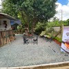 ที่นั่งด้านข้างร้าน