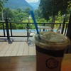กาแฟรสชาติดีกับทิวทัศน์บริเวณสวนน้ำพระทัยเขื่อนภูมิพล