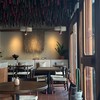 บรรยากาศร้าน ชอบที่ขาเก้าอี้ปลายเป็นสีชมพู ทำให้บรรยากาศสดใสดี