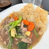 อาหารอร่อย ราดหน้าเส้นกรอบ ร้านนั่งสบายย ข้างบนโซนrooftop นั่งสบาย ชิลๆ ลมดี~มาก