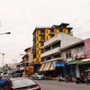 ร้านที่มีกันสาดสีฟ้า/สีส้ม