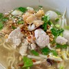 เปนบะหมี่น้ำที่ออกรสเปรี้ยวนำของมะนาว เปนแนวจี๊ดจ๊าด ไม่นุ่มนัวเหมือนก๋วยเตี๋ยวเ