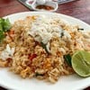 ข้าวผัดรสชาติพอใช้ได้ จานใหญ่เกินไปสำหรับทานคนเดียว ราคาค่อนข้างสูง จะไม่มีต้นหอ