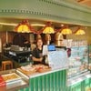 แต่งร้านด้วยโทนสีเขียวทองดูสงบ