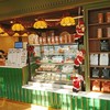 ในร้านมีเค้กให้บริการ
