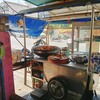ร้านเป็นบรรยากาศรถเข็นตั้งอยู่หน้าบ้าน