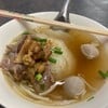 ก๋วยเตี๋ยวเส้นเล็กเนื้อน้ำใส เนื้อนุ่ม ลูกชิ้นเด้ง น้ำซุปเช็งๆ สดชื่น