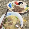 เมนูที่สั่งมาคือ หมี่ขาวน้ำใส รวมเนื้อ และ เนื้อลวก อร่อยเหาะ