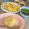 ข้าวมันหุงมาเรียงเม็ดสวย ไก่เป็นไก่ไทยเนื้อเลยได้เคี้ยว ส่วนของหนังกรุบกำลังดี น